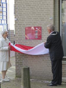 872123 Afbeelding van de onthulling van het uitlegbord van de gemeente Utrecht over de Zusters Augustinessen van St. ...